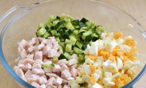 Рецепты салатов с маринованными опятами, а также закуски и супы из этих грибочков Салат из вареных опят рецепт легкий