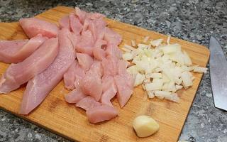 Макароны с лисичками и курицей в сливочном соусе Рецепт куриной голени с грибами лисичками