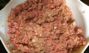 Kuvanje sarmice sa mlevenim mesom
